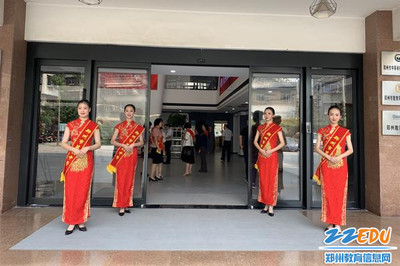鄭州44中禮儀社團(tuán) 以專業(yè)服務(wù)獻(xiàn)禮最美教師